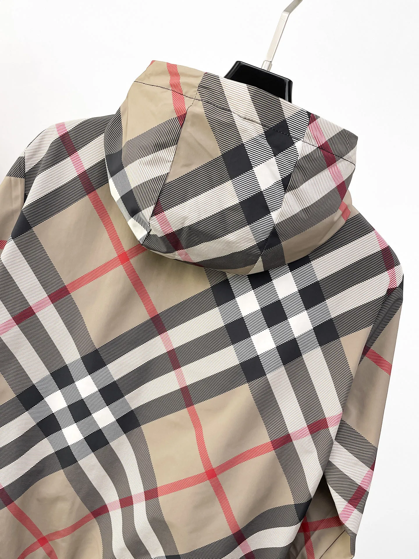 Burberry reversible, 2026 autumn New Arrival jacket, new show product‼ The product is in perfect condition, comfortable and warm, with three standard colors and full and attractive colors. The very outstanding design easily enhances the sense of fashion. The workmanship is extremely sophisticated and rigorous, and the wiring is neat and meticulous! A masterpiece from a famous designer! The upper body does not look bloated and is super handsome! In Stock Sizes：M～3XL